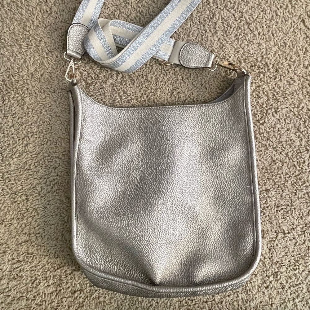 Adjustable strap purse/crossbody